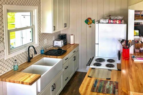 Cozy Fremont Cottage on Lake Poygan and Fishing Dock - main image