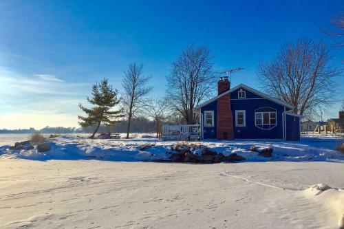 Cozy Fremont Cottage on Lake Poygan and Fishing Dock