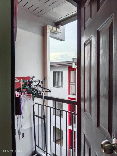 Balkon/teras, Amenadiel & CC - Imus Staycation in Cavite