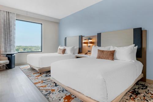 Quadruple Room with Two Queen Beds and Tub - Disability Access/Non Smoking image 4
