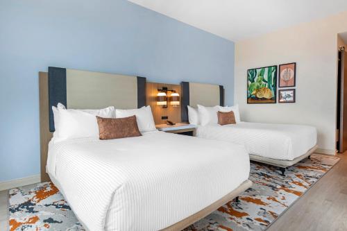 Quadruple Room with Two Queen Beds and Tub - Disability Access/Non Smoking image 3