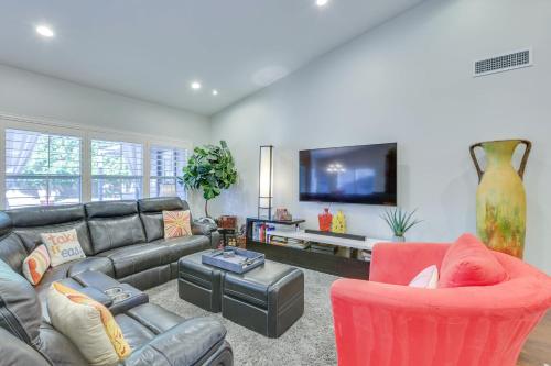 Fenced Hot Tub and BBQ Oasis Modern Scottsdale Home - image 3
