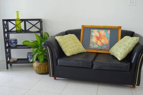 Pearl's Hilltop Cottage in Mamora Bay