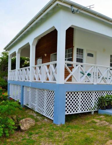 Pearl's Hilltop Cottage in Mamora Bay