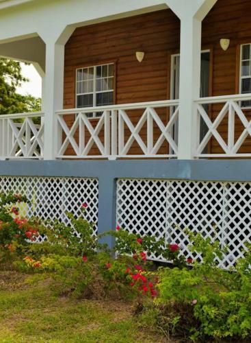 Pearl's Hilltop Cottage in Mamora Bay