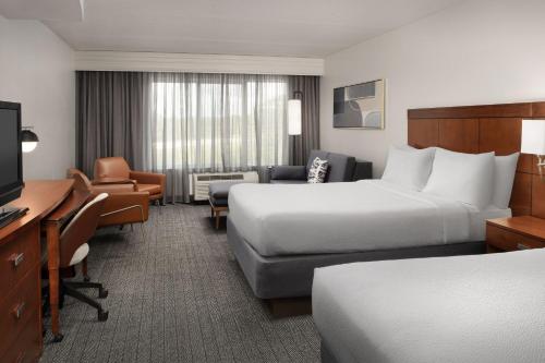 2 queen beds, 1 sofa bed