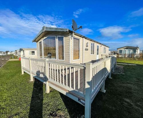 Lovely Caravan With Spacious Decking At North Denes In Suffolk, Ref 40134nd