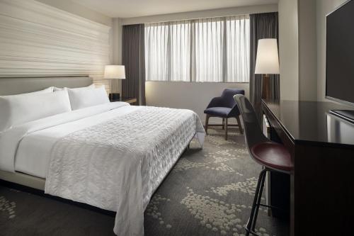 Classic, Guest room, 1 King image 2