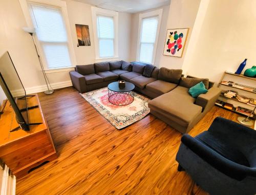 3 BR - Off Street Parking - Amazing View Nearby, Pittsburgh