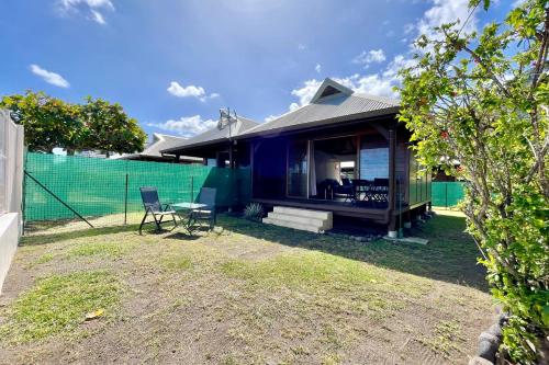 Blackstone Paea Premium beachfront bungalow private access wifi - 3 pers