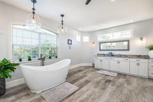 Winter Promo-Pool, Beach, Golf Cart, Putting Green in 印地安巖海灘 (FL)