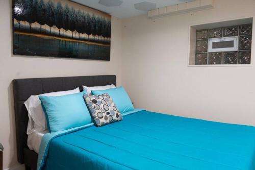2BR Northside Bliss, Near Parks and Dining in Chicago, USA