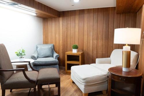 2BR Northside Bliss, Near Parks and Dining in Chicago, USA