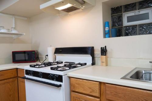 2BR Northside Bliss, Near Parks and Dining in Chicago, USA
