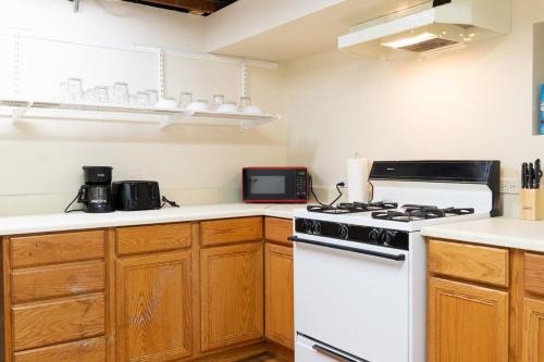 2BR Northside Bliss, Near Parks and Dining in Chicago, USA