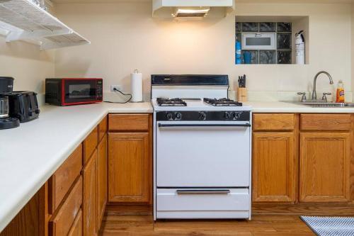 2BR Northside Bliss, Near Parks and Dining in Chicago, USA