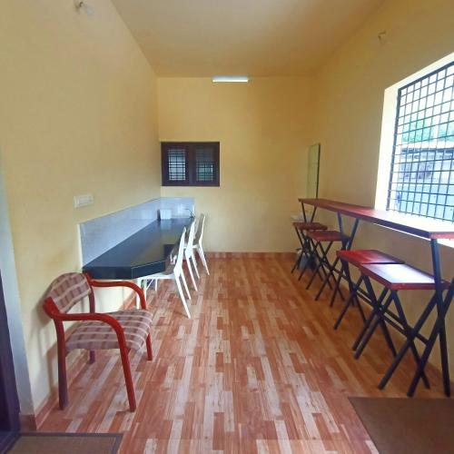 Restaurant, 3500m² 5 slaapkamer, 5 privé badkamer Villa in Muttil (Empire Pool Villa) in Muttil