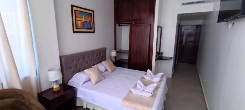 1 queen bed, 1 twin bed