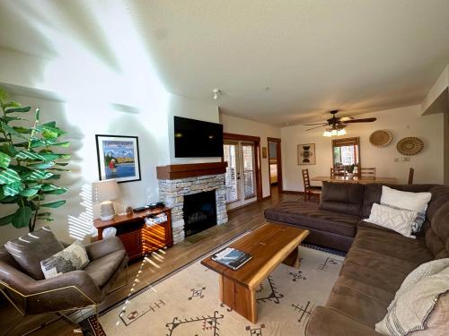 Quiet, Updated, Corner Condo in the Village! Parking, Pool & Spa secondary
