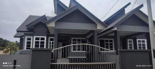 Maison avec 3&nbsp;chambre(s) de 3000&nbsp;m² et 3&nbsp;salle(s) de bains privée(s) à Wakaf Bharu (Haura Bella Homestay) in Wakaf Bharu