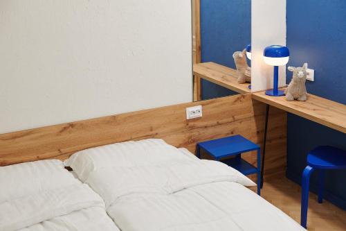 1 king bed, 1 sofa bed