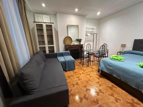 Camera quadrupla, bagno in comune