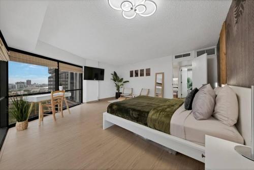 Renovated & Modern! Parking+WifI+Pool!