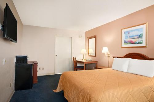 Travelodge by Wyndham Bakersfield