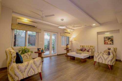 Shared lounge/TV area, Classic Boutique Hotel & Luxury Service Apartments in Kirlampudi Layout