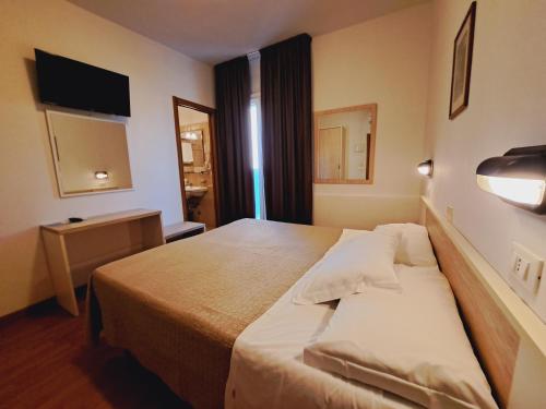 Double Room image 7