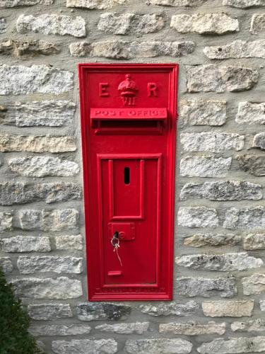 The Old Post Office Studio Apartment in a Beautiful Cotswold Village