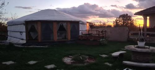 Skats, Jurtarelax in Kozármisleny
