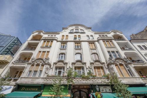 Skyline Serenity Retreat @Vaci Most Famous Street, Budapest
