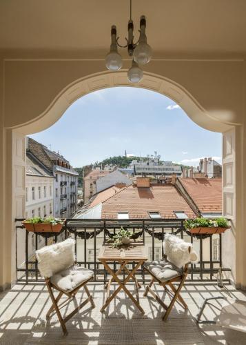Skyline Serenity Retreat @Vaci Most Famous Street, Budapest