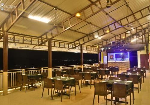 Banketisaal, HOTEL NK'S SILVER MINE RESTO-BAR & LODGE CHIKHALSE in Kamshet