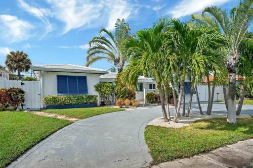 Casa Rosa 3 Bed 2 Bath with Pool & BBQ 5 Min to Beach - Tap to explore photos