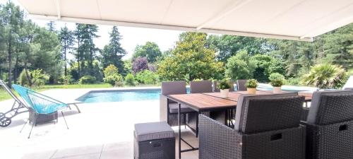 Magnifique villa 5 etoiles avec piscine privee parc 2 ha in Saint-Florent-des-Bois