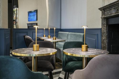 ผับ/เลาจน์, โรงแรมลอนดอน (London Hotel) near ปราสาทซฟอฟเซสโก