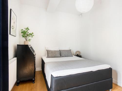 Fantastic Four-bedroom Centrally Located Apartment with a Roof Terrace - image 10