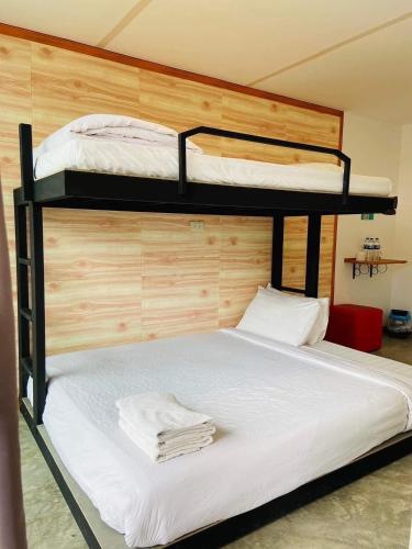 1 queen bed, 1 bunk bed