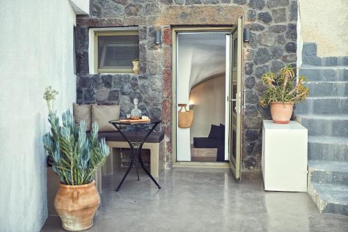 المرافق, Arvanitis Cave Village in أكروتيري