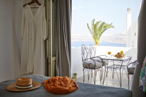 منظر, Arvanitis Cave Village in أكروتيري