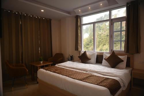 Standard Double Room image 9