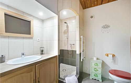 Vannas istaba, 2 Bedroom Gorgeous Apartment In Codognan in Codognan