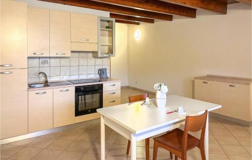virtuve, 2 Bedroom Nice Apartment In Lecce Nei Marsi in Gioia Dei Marsi