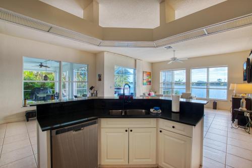 VILLA WATERFRONT - 3 BEDS - 3 BATHS - 6 GUESTS - LAKEVIEW & POOL/SPA - INCL. 10% OFF BOAT RENTAL - image 5