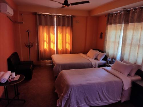 1 king bed, 1 twin bed