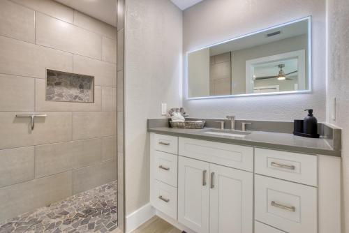 VILLA VANITY - 3 BEDS - 3 BATHS - 6 GUESTS - GULF ACCESS & POOL/SPA - INCL.10% OFF BOAT RENTAL - image 3