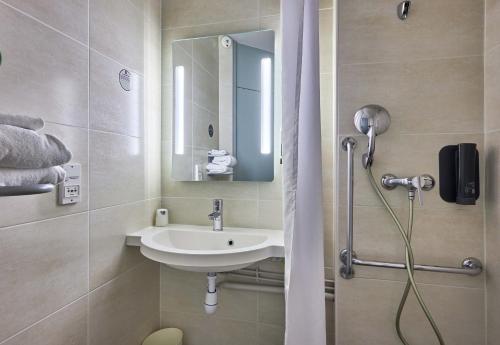 B&B Hôtel Caen Mémorial - image 5
