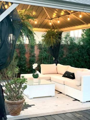 Charming 3 BR Home Near SoFi and LAX - 65th in Los Angeles, USA
